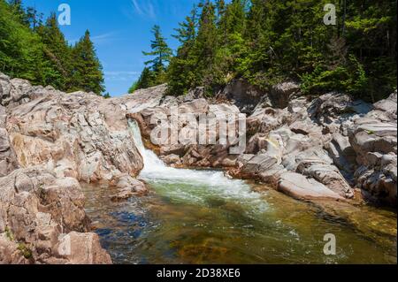 Broad River entlang des Moosehorn Trail. Der Bach bildet kleine Wasserfälle und Pools. Geschnitztes Granit-Felsgestein. Fundy National Park, New Brunswick, Kanada Stockfoto