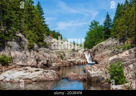 Wanderpaar auf einer Klippe über dem Broad River. Wasserfälle und Pools entlang des Baches. Moosehorn Trail, Fundy National Park, New Brunswick, Kanada Stockfoto