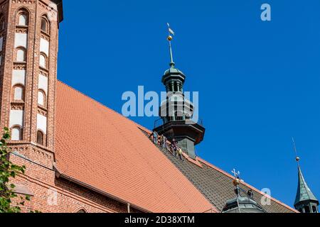 Frombork, Polen - 7. September 2020: Renovierung des Daches der Kathedrale in Frombork. Polen Stockfoto