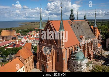 Frombork, Polen - 7. September 2020: Renovierung des Daches der Kathedrale in Frombork. Polen Stockfoto