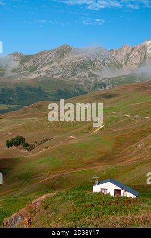 Beaufortain-Massiv und Berghütte von Fort de la Platte, Alpen, Savoie (73), Auvergne-Rhone-Alpes, Frankreich Stockfoto