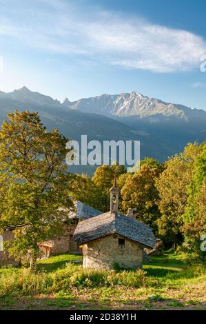 Kleine Kapelle an der Straße, die nach Fort de la Platte, Beaufortain-Massiv, Alpen, Savoie (73), Auvergne-Rhone-Alpes, Frankreich Stockfoto