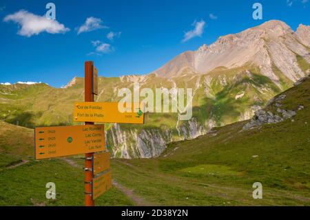 Wegweiser zu den 5 Seen von Forclaz, Beaufortain-Massiv, Savoie (73), Auvergne-Rhone-Alpes, Frankreich Stockfoto