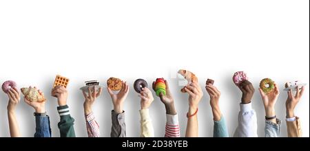 Die Menschen halten verschiedene Desserts in ihren Händen. Das Konzept von Lebensmitteln und Süßigkeiten. Stockfoto