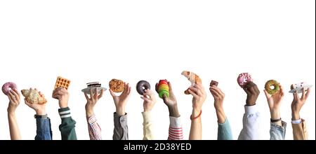 Die Menschen halten verschiedene Desserts in ihren Händen. Das Konzept von Lebensmitteln und Süßigkeiten. Stockfoto