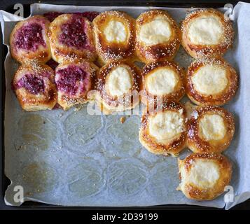 Frisch gebackene Himbeer- und Quark-Brötchen im Ofen Schwenken Stockfoto