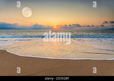 Eine sanfte Welle Rollen an die Ozeanküste als die Vollmond steigt im Sonnenuntergang Himmel auf Stockfoto