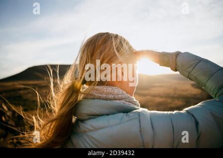 Nahaufnahme der kaukasischen Wanderin mit Blick auf die Aussicht Auf einem Berg Stockfoto