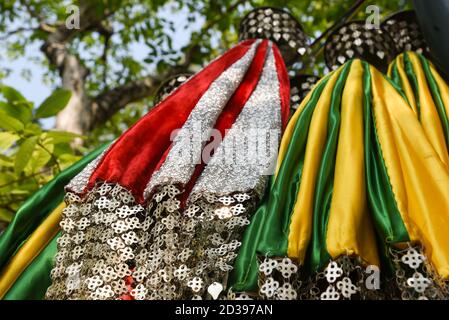 Viele bunte Regenschirme Handwerk mit Tuch und Perlen für beliebte hinduistische Tempel Festivals von Kerala Indien verwendet gemacht. Im Thrissur Pooram dekoriert Stockfoto