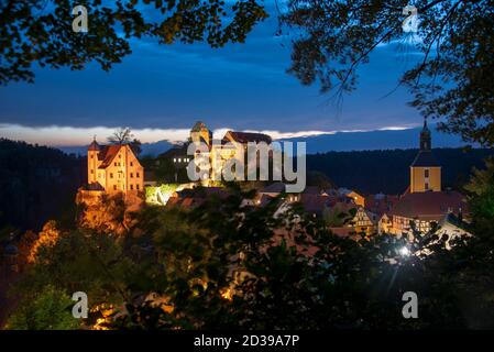 Hohnstein, Deutschland. Oktober 2020. Das beleuchtete Schloss Hohnstein in der Sächsischen Schweiz steht auf einem Felsen hoch über der Stadt. Quelle: Stephan Schulz/dpa-Zentralbild/ZB/dpa/Alamy Live News Stockfoto