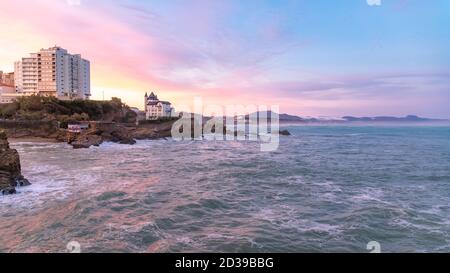 Biarritz in Frankreich, Panorama der Küste, mit der Villa Belza Stockfoto