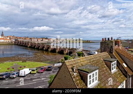 Historische Steinbrücke über den Fluss Tweed, auch bekannt als die Alte Brücke, überspannt den Fluss Tweed in Berwick-upon-Tweed, Northumberland, England. Berwic Stockfoto