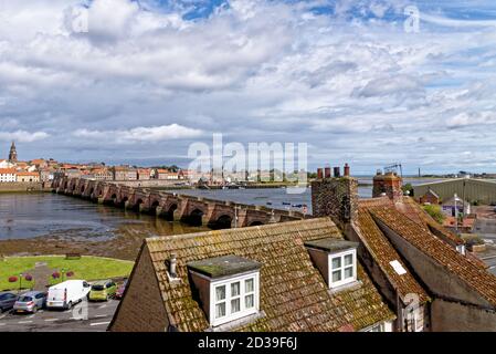 Historische Steinbrücke über den Fluss Tweed, auch bekannt als die Alte Brücke, überspannt den Fluss Tweed in Berwick-upon-Tweed, Northumberland, England. Berwic Stockfoto