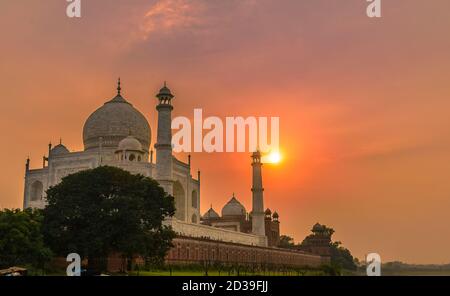 Zur Zeit des Sonnenuntergangs, Blick vom Südufer des Yamuna Flusses des Taj Mahal, ein elfenbeinweißes Marmormausoleum in der indischen Stadt Agra. Stockfoto