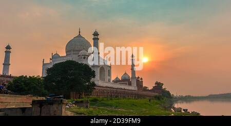 Zur Zeit des Sonnenuntergangs, Blick vom Südufer des Yamuna Flusses des Taj Mahal, ein elfenbeinweißes Marmormausoleum in der indischen Stadt Agra. Stockfoto