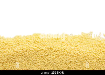 Roher frischer Couscous isoliert auf weißem Hintergrund Stockfoto