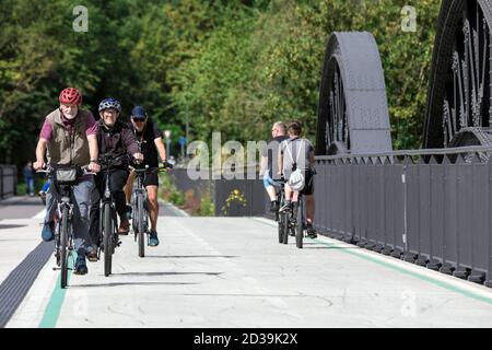 Radverkehr auf dem Ruhr RS1 Radweg, hier auf der Ruhr Brücke Mulheim Stockfoto