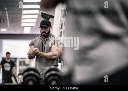 Sportverletzung Konzept des erwachsenen starken Athleten bärtigen männlichen Holding Sein schmerzhaftes Handgelenk mit Schmerzen in der Hand während des Trainings Workout mit Menschen Stockfoto