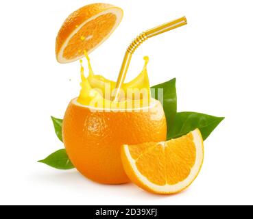 Stroh in orange mit Saftspritzer isoliert auf weiß Stockfoto