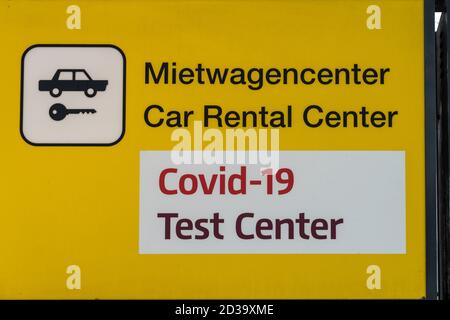 3. Oktober 2020, Berlin, Schilder zum Covid-19 Testcenter für Reisende, die am Flughafen Berlin-Tegel 'Otto Lilienthal' zurückreisen der Flugbetrieb dort soll am 8. November 2020 eingestellt werden und der Flughafen soll im Mai 2021 endgültig schließen. Weltweite Nutzung Stockfoto