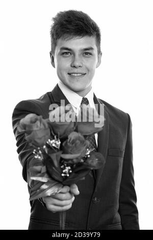 Junge Unternehmer glücklich lächelnd, während die roten Rosen bereit für den Valentinstag Stockfoto