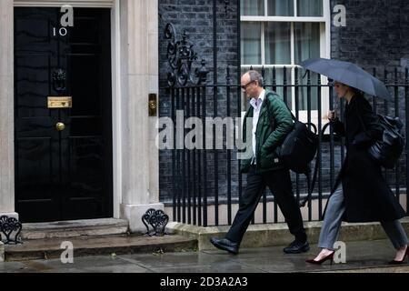 Hochrangiger Berater des Premierministers Dominic Cummings (links) und der britische Regierungsberater Cleo Watson kommen vor dem Treffen von Premierminister Boris Johnson in der Downing Street an, um eine strategische Partnerschaft mit dem Präsidenten der Ukraine, Wolodymyr Zelenskyy, zu unterzeichnen, angesichts des "estabilisierenden Verhaltens" Russlands gegenüber dem Land. Stockfoto