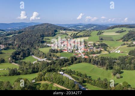 Luftaufnahme mit Drohne des Dorfes Grueb bei Grafenau im Bayerischen Wald mit Bergen und Landschaft, Deutschland Stockfoto