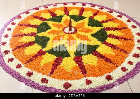 Kerala Onam Festival, Indische Frau Putting Flower Bett Pookalam Dekoration, nahtlose Blumenmuster von tropischen frischen Blumen Onam, Vishu Feier Stockfoto