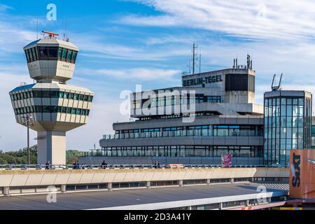 3. Oktober 2020, Berlin, am Flughafen Berlin-Tegel "Otto Lilienthal" ist derzeit trotz Corona mit verschiedenen Starts und Landungen im Einsatz. Der Flugbetrieb soll am 8. November 2020 eingestellt werden, und der Flughafen soll im Mai 2021 endgültig geschlossen werden. Weltweite Nutzung Stockfoto