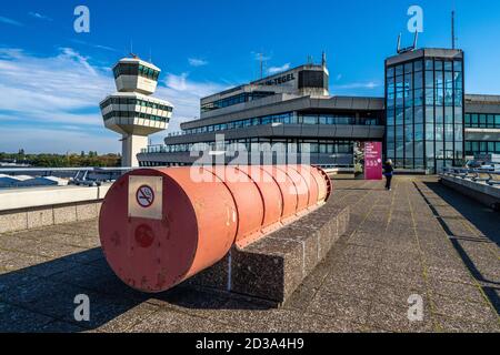 3. Oktober 2020, Berlin, am Flughafen Berlin-Tegel "Otto Lilienthal" ist derzeit trotz Corona mit verschiedenen Starts und Landungen im Einsatz. Der Flugbetrieb soll am 8. November 2020 eingestellt werden, und der Flughafen soll im Mai 2021 endgültig geschlossen werden. Weltweite Nutzung Stockfoto