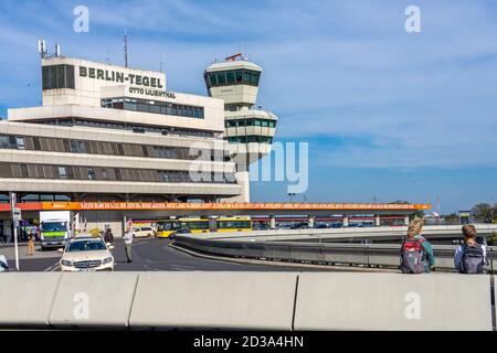 3. Oktober 2020, Berlin, am Flughafen Berlin-Tegel "Otto Lilienthal" ist derzeit trotz Corona mit verschiedenen Starts und Landungen im Einsatz. Der Flugbetrieb soll am 8. November 2020 eingestellt werden, und der Flughafen soll im Mai 2021 endgültig geschlossen werden. Weltweite Nutzung Stockfoto