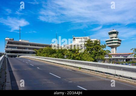 3. Oktober 2020, Berlin, am Flughafen Berlin-Tegel "Otto Lilienthal" ist derzeit trotz Corona mit verschiedenen Starts und Landungen im Einsatz. Der Flugbetrieb soll am 8. November 2020 eingestellt werden, und der Flughafen soll im Mai 2021 endgültig geschlossen werden. Weltweite Nutzung Stockfoto