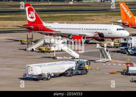 3. Oktober 2020, Berlin, am Flughafen Berlin-Tegel ist "Otto Lilienthal" derzeit mit verschiedenen Starts und Landungen trotz Corona in Betrieb. Ein ehemaliges Flugzeug der Air Berlin-Flotte, das jetzt mit easyJet fliegt, auf dem Flugplatz. Der Flugbetrieb soll am 8. November 2020 eingestellt werden, und der Flughafen soll im Mai 2021 endgültig geschlossen werden. Weltweite Nutzung Stockfoto