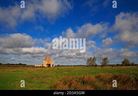 Die vereinzelten Ruinen des Torhauses aus dem 14. Jahrhundert der Abtei St. Benet und die zerstörte Windmühle auf den Norfolk Broads in Horning, Norfolk, England, Großbritannien. Stockfoto