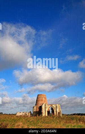 Ein Blick auf die Ruinen des Torhauses der St. Benets Abbey aus dem 14. Jahrhundert mit ruinierter Windmühle auf den Norfolk Broads in Horning, Norfolk, England, Großbritannien. Stockfoto