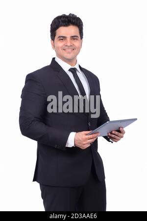 Lächelnder junger Geschäftsmann mit digitalen Tablet auf weißem Hintergrund Stockfoto