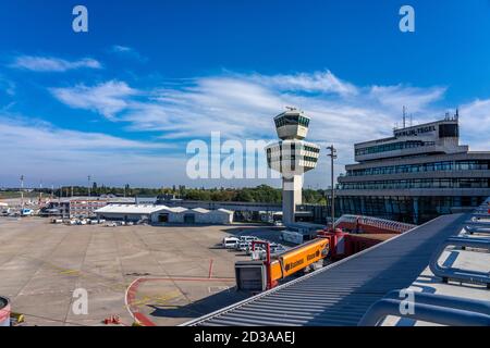 3. Oktober 2020, Berlin, am Flughafen Berlin-Tegel "Otto Lilienthal" ist derzeit trotz Corona mit verschiedenen Starts und Landungen im Einsatz. Der Flugbetrieb soll am 8. November 2020 eingestellt werden, und der Flughafen soll im Mai 2021 endgültig geschlossen werden. Weltweite Nutzung Stockfoto