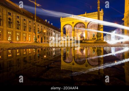 München, Deutschland. Oktober 2020. Die Feldherrnhalle am Odeonsplatz spiegelt sich in einer Wasserpfütze auf dem Boden wider. Der bayerische König Ludwig I. beauftragte den Architekten Friedrich von Gärtner mit dem Bau der Feldherrnhalle nach dem Vorbild der Loggia dei Lanzi in Florenz (Italien) in der bayerischen Hauptstadt. Die Bauzeit der bayerischen Kopie dauerte von etwa 1841 bis 1844, das Original wurde zwischen 1376 und 1382 gebaut. Kredit: Peter Kneffel/dpa/Alamy Live Nachrichten Stockfoto