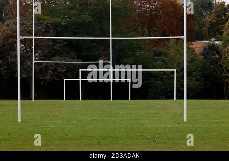 Fußball- und Rugbyposten in Hurlingham Park, Fulham, London, Großbritannien Stockfoto