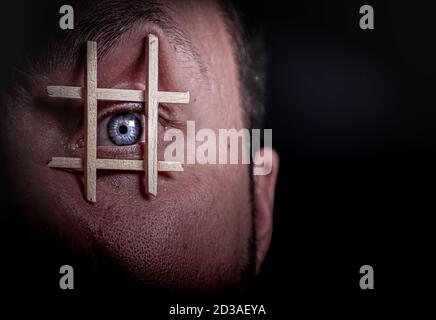 Blick hinter die Riegel Stockfoto