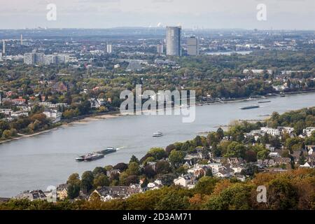 Königswinter, Nordrhein-Westfalen, Deutschland - Panoramablick vom Drachenfels, Sehenswürdigkeit und Destination im Siebengebirge am Rhin Stockfoto