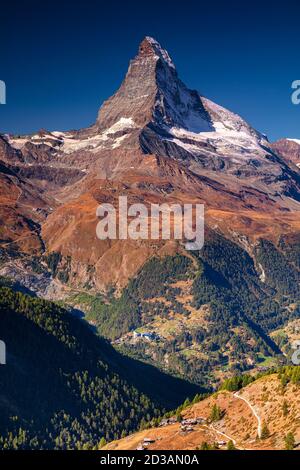 Matterhorn, Schweizer Alpen. Landschaftsbild der Schweizer Alpen mit dem Matterhorn bei schönem Herbstaufgang. Stockfoto