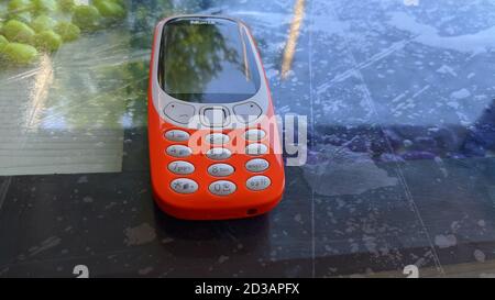 01. Oktober 2020 : Reengus, Jaipur, Indien : Neues Nokia 3310 Handy auf dem Glastisch. Stockfoto