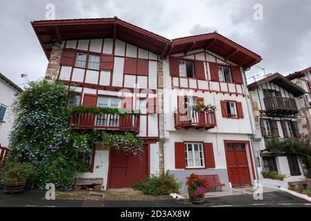 Traditionelle Architektur des französischen Baskenlandes. Fotoaufnahme in Ainhoa, dem Departement Pyrénées-Atlantiques in der Region Nouvelle-Aquitaine Stockfoto