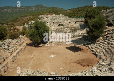 Dalyan Muğla Provinz Türkei, UNESCO-Sehenswürdigkeit. Kaunos, Ruinen einer alten Stadt mit mehreren Strukturen. Altes Amphitheater Stockfoto