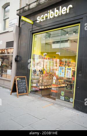 Nicht exklusiv: Scribbler zeigt Zeichen, wie sie kämpfen, um nach Covid zu überleben. Holborn, London. 07.10.20 Stockfoto