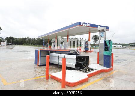 Nicht exklusiv: CANCUN, MEXIKO - 7. OKTOBER: Eine Tankstelle erlitt Schäden aufgrund der Tatsache, dass Hurrikan Delta, erreichen Kategorie 3 auf der Saffir-Simpson Stockfoto