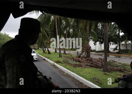 Nicht exklusiv: CANCUN, MEXIKO - 7. OKTOBER: Ein Militär patrouilliert die Straße, um den Schaden aufgrund der Tatsache, dass Hurrikan Delta, erreichen Kategorie 3 auf zu inspizieren Stockfoto