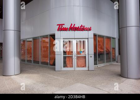 April 25,2018; EIN Tim Hortons in der Innenstadt von Calgary wegen Renovierungsarbeiten geschlossen.Tim Hortons Inc. Ist eine in Kanada ansässige multinationale Fast-Food-Restaurantkette Stockfoto