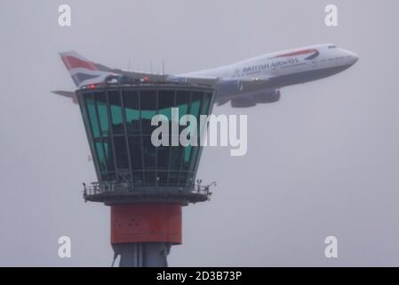 Flughafen London Heathrow, London, Großbritannien. Okt. 2020. British Airways hatte ein Paar pensionierte Boeing 747 Jumbo Jets im Lager in Heathrow, geerdet nach vorzeitiger Pensionierung aufgrund der COVID-19 Schaden für die Reisebranche. Anmeldung G-CIVB hat bei schlechtem Wetter zuerst abgehoben und ist in einem speziellen Retro-Schema zur Feier des 100-jährigen Bestehens der BA im Jahr 2019. Es hat 59 Millionen Meilen geflogen und wird als Museumsstück am Cotswold Airport gespart. G-CIVY folgte und ist in Standard BA-Lackierung, drehen und machen einen "missed Approach" zurück über den Flughafen vorbei an den Turm, bevor es weg wahrscheinlich für Schrott Stockfoto